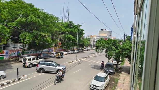 करनाल रोड पर दोपहर के समय खिली धूप। संवाद