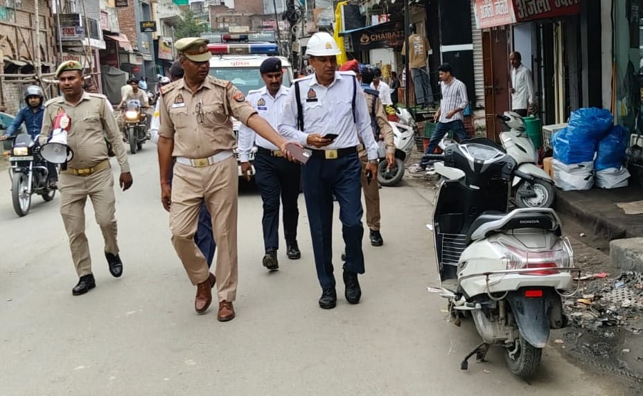 लखनऊ-दिल्ली हाईवे पर अतिक्रमण हटाती एनएचएआई की टीम। संवाद लखनऊ-दिल्ली हाईवे पर अतिक्रमण हटाती एनएचएआई की टीम। संवाद