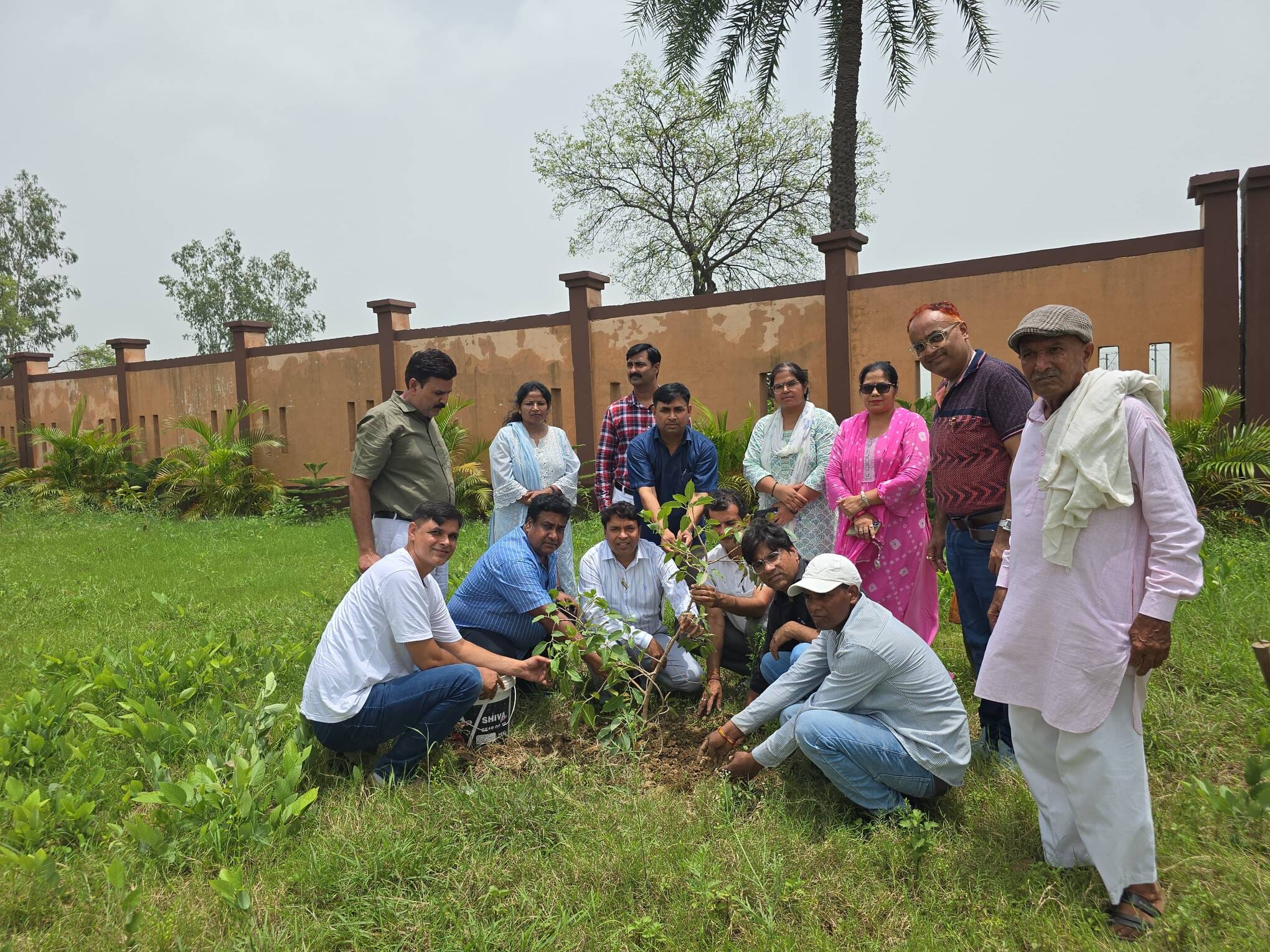 लावड़ - लावड़ कस्बे में पौधारोपण करतीं चेयरपर्सन हज्जन आफताब व अन्य। स्रोत : स्वयं लावड़ - लावड़ कस्बे में पौधारोपण करतीं चेयरपर्सन हज्जन आफताब व अन्य। स्रोत : स्वयं