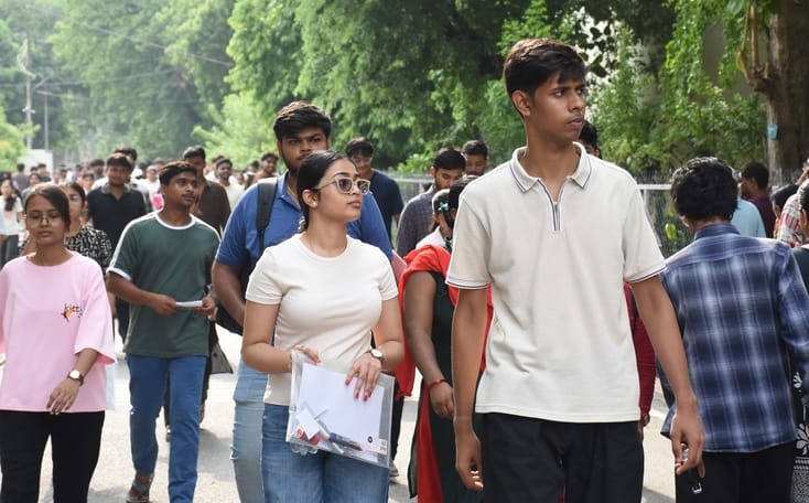 लविवि कैम्पस से बीए की प्रवेश परीक्षा देकर निकलते हुए लविवि कैम्पस से बीए की प्रवेश परीक्षा देकर निकलते हुए
