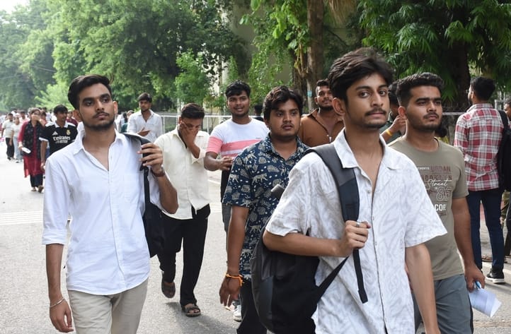 लविवि कैम्पस से बीए की प्रवेश परीक्षा देकर निकलते हुए लविवि कैम्पस से बीए की प्रवेश परीक्षा देकर निकलते हुए