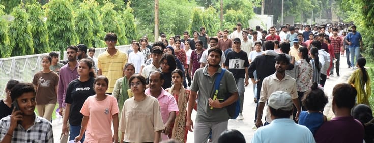 लविवि कैम्पस से बीए की प्रवेश परीक्षा देकर निकलते हुए लविवि कैम्पस से बीए की प्रवेश परीक्षा देकर निकलते हुए