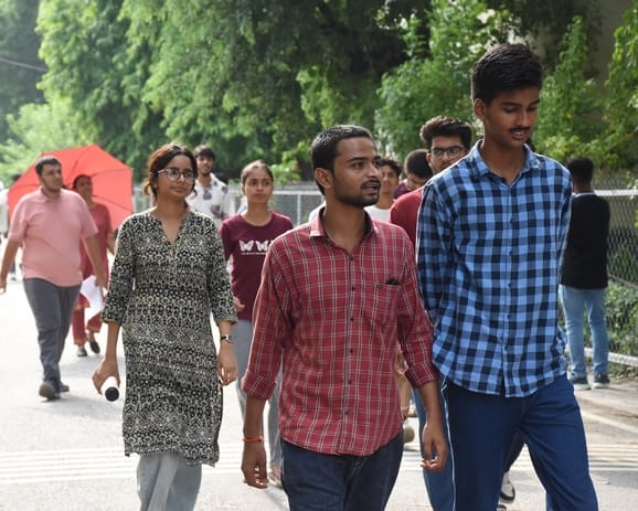 लविवि कैम्पस से बीए की प्रवेश परीक्षा देकर निकलते हुए लविवि कैम्पस से बीए की प्रवेश परीक्षा देकर निकलते हुए