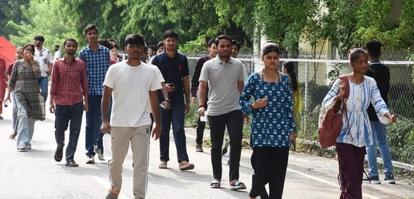 लविवि कैम्पस से बीए की प्रवेश परीक्षा देकर निकलते हुए लविवि कैम्पस से बीए की प्रवेश परीक्षा देकर निकलते हुए