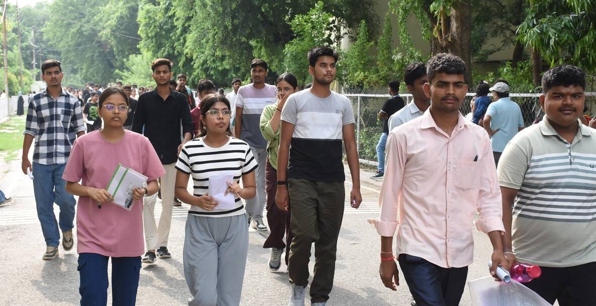 लविवि कैम्पस से बीए की प्रवेश परीक्षा देकर निकलते हुए लविवि कैम्पस से बीए की प्रवेश परीक्षा देकर निकलते हुए