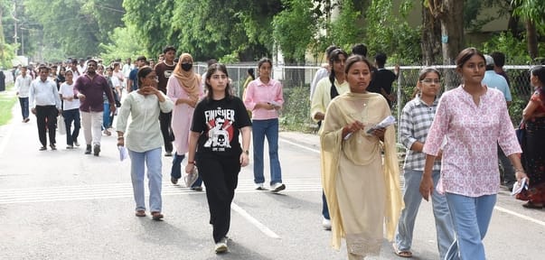 लविवि कैम्पस से बीए की प्रवेश परीक्षा देकर निकलते हुए लविवि कैम्पस से बीए की प्रवेश परीक्षा देकर निकलते हुए