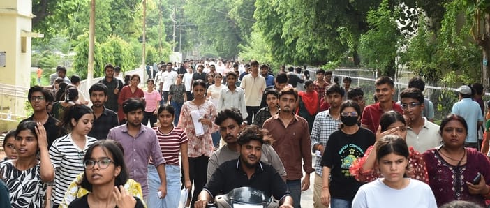 लविवि कैम्पस से बीए की प्रवेश परीक्षा देकर निकलते हुए लविवि कैम्पस से बीए की प्रवेश परीक्षा देकर निकलते हुए