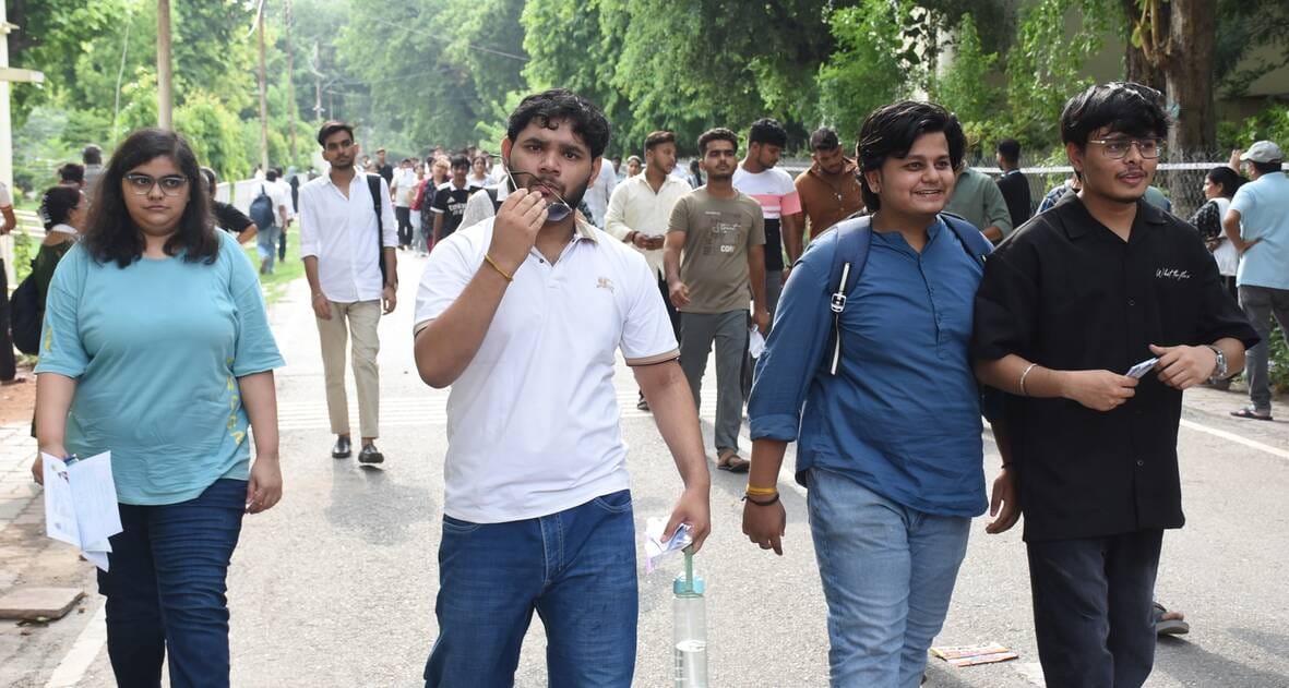 लविवि कैम्पस से बीए की प्रवेश परीक्षा देकर निकलते हुए लविवि कैम्पस से बीए की प्रवेश परीक्षा देकर निकलते हुए