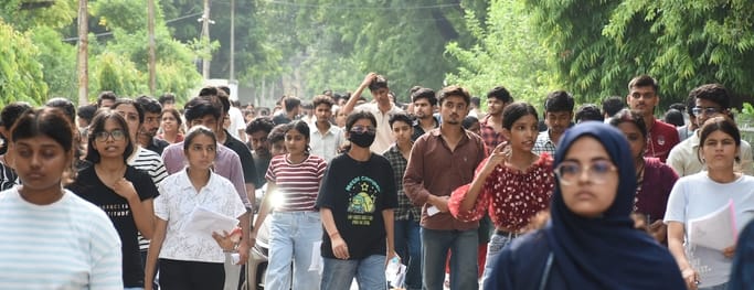 लविवि कैम्पस से बीए की प्रवेश परीक्षा देकर निकलते हुए लविवि कैम्पस से बीए की प्रवेश परीक्षा देकर निकलते हुए