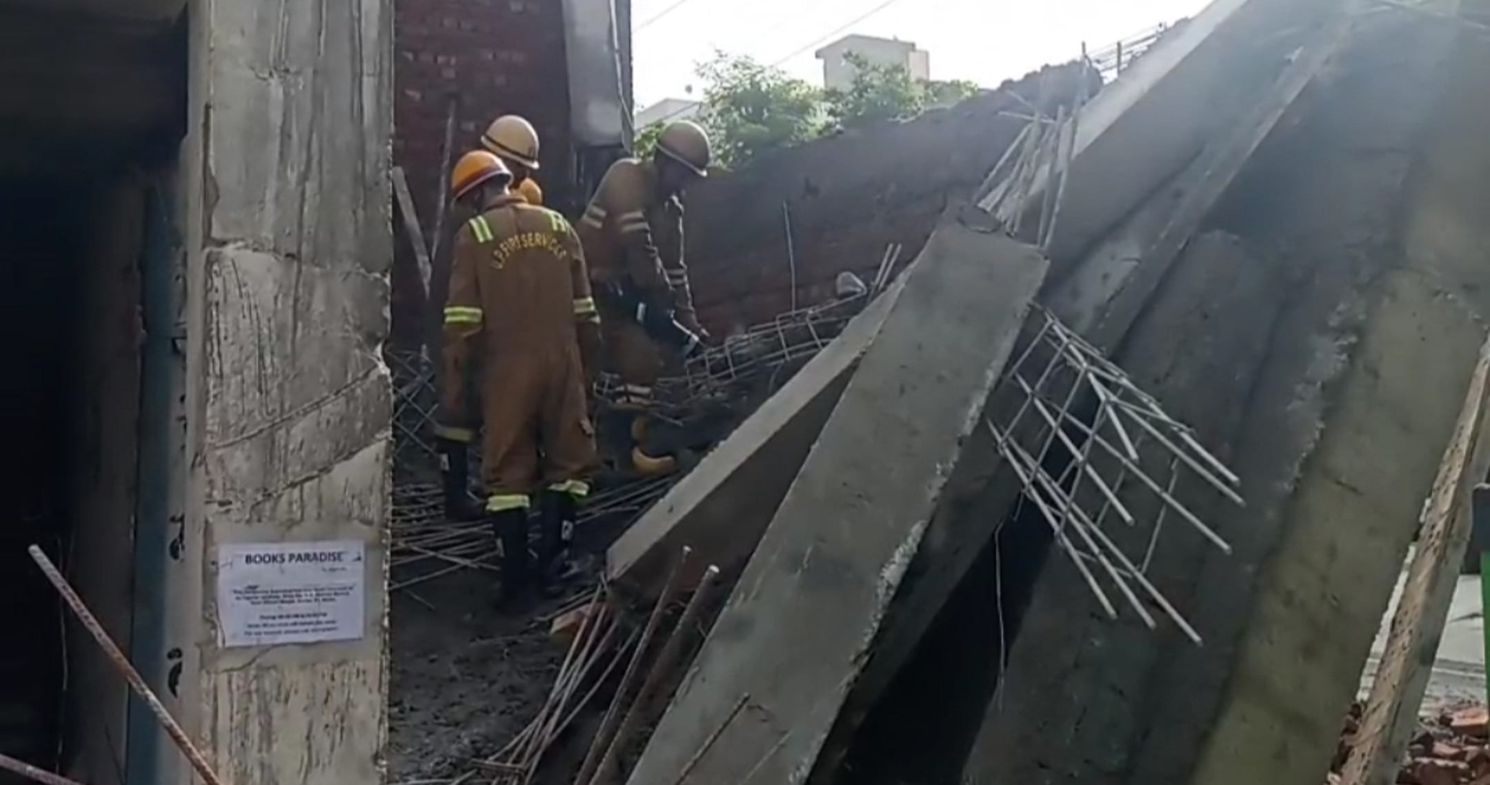 नोएडा के थाना सेक्टर-24 क्षेत्र के सेक्टर-33 स्थित बी-ब्लॉक मार्केट में प्राधिकरण द्वारा बनाई ज