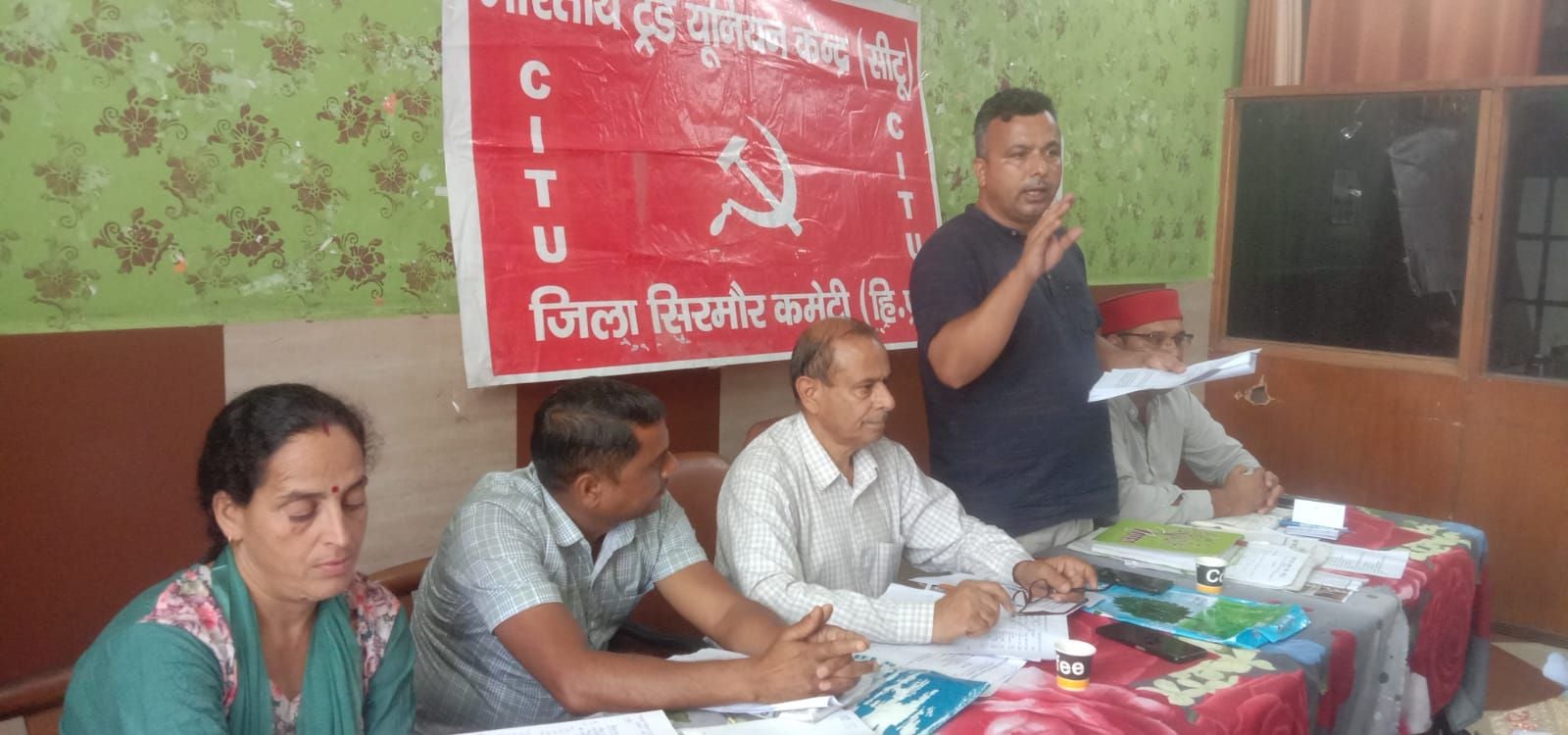 नाहन में सीटू की जिला स्तरीय बैठक में मौजूद लोग। संवाद