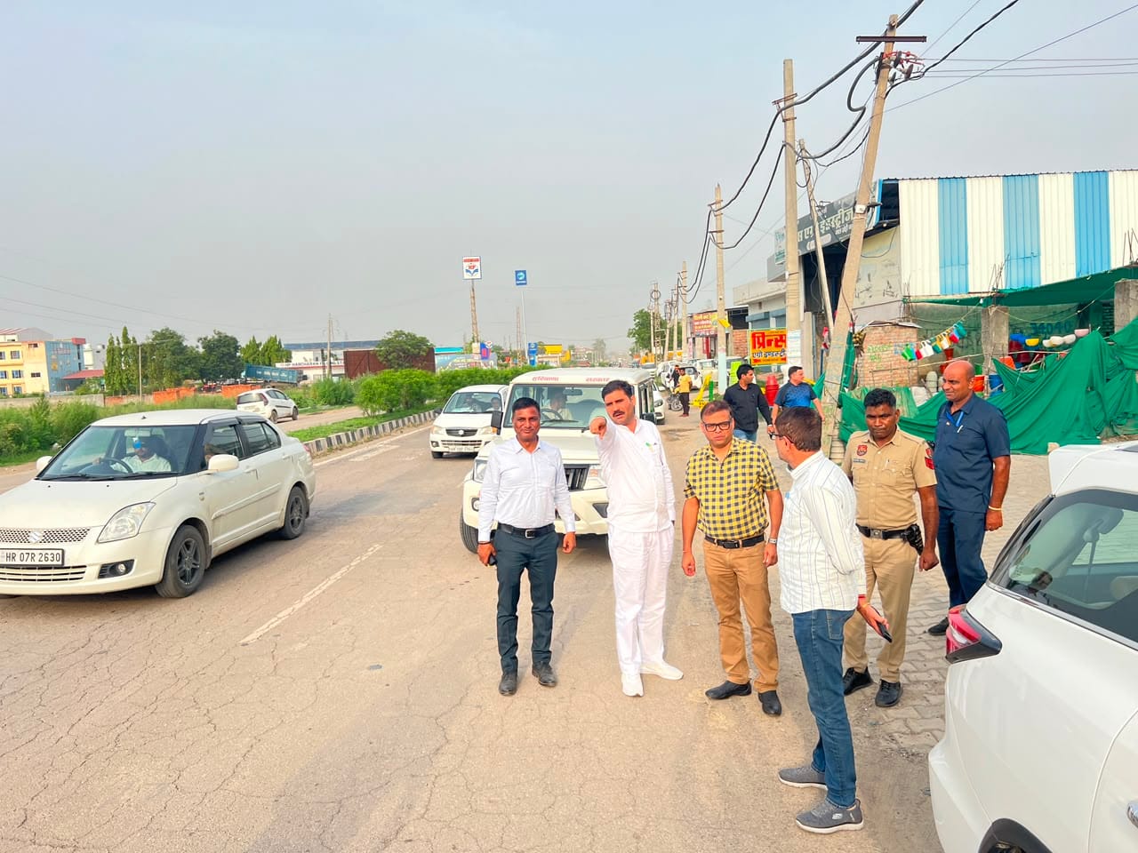 पूंडरी विधायक सतपाल जांबा निरीक्षण करते हुए। डीआईपीआरओ
