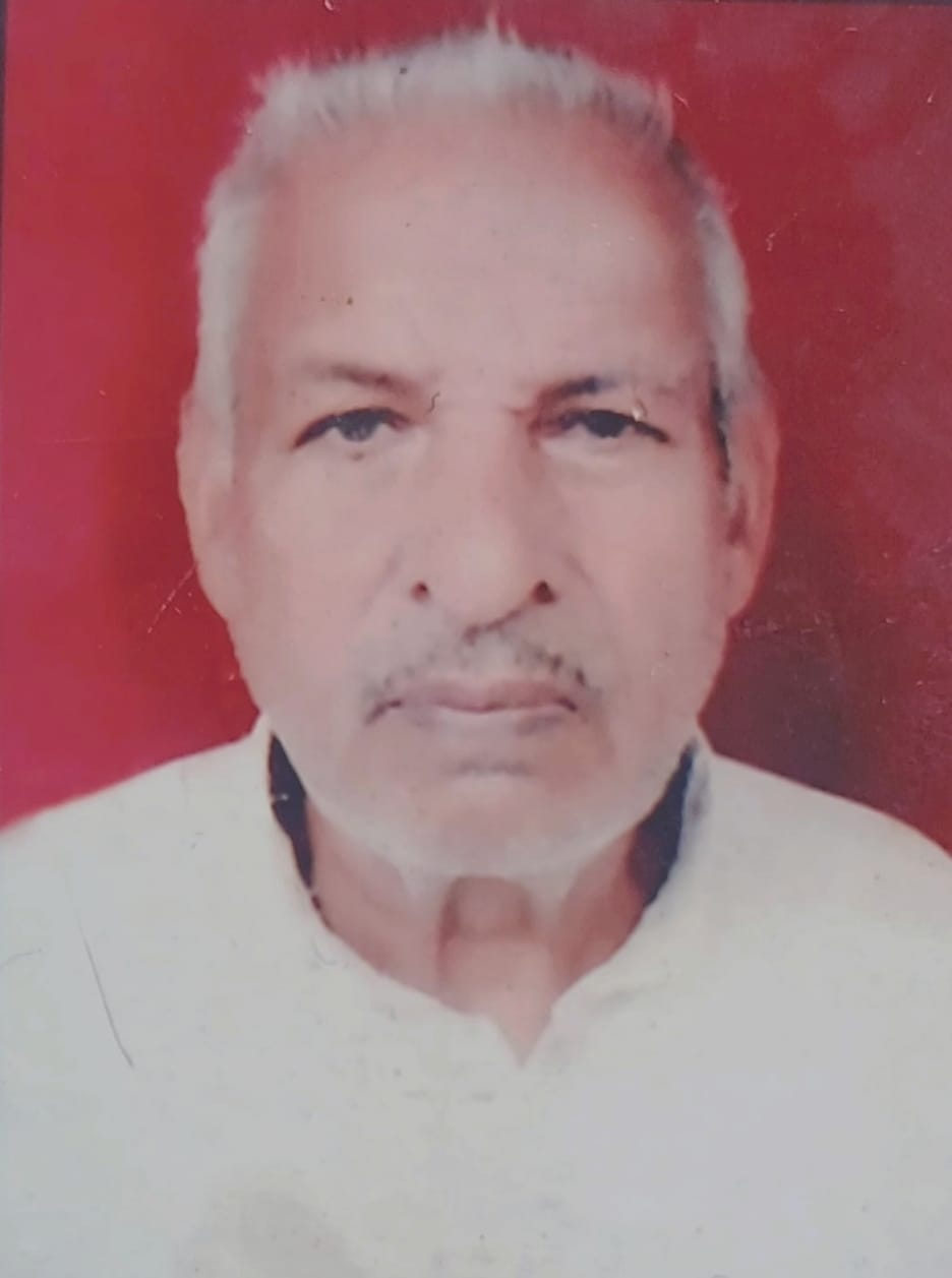 परीक्षितगढ़- राजकीय सम्मान के साथ गार्ड ऑफ ऑनर देते हुए जवान। परीक्षितगढ़- राजकीय सम्मान के साथ गार्ड ऑफ ऑनर देते हुए जवान।