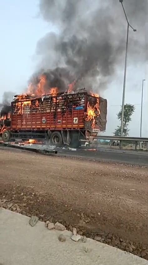 परचून के सामान से भरे वाहन में लगी भीषण आग। संवाद परचून के सामान से भरे वाहन में लगी भीषण आग। संवाद