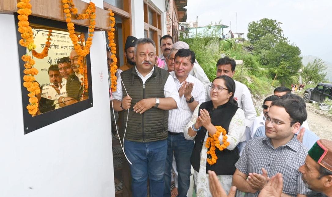 प्राथमिक स्कूल भवन सोलंग का उद्घाटन करते शिक्षा मंत्री रोहित ठाकुर। स्रोत : डीपीआरओ