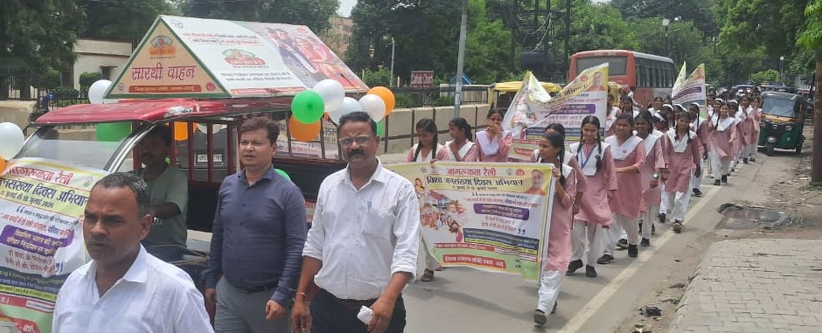 परिवार नियोजन सामग्री का महिलाओं को वितरण करते स्वास्थ्य कर्मी। संवाद परिवार नियोजन सामग्री का महिलाओं को वितरण करते स्वास्थ्य कर्मी। संवाद
