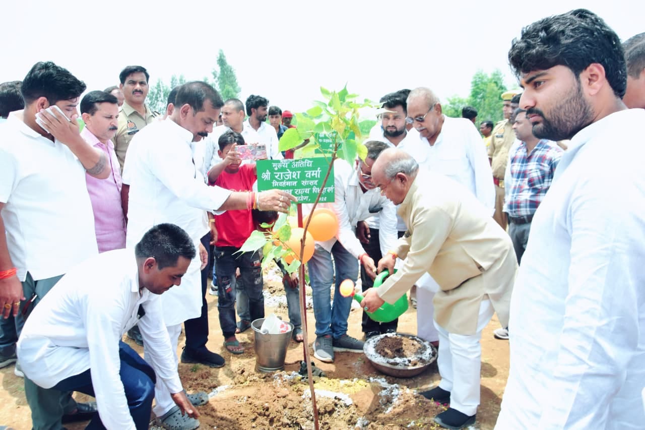 पौधरोपण के दौरान 70वीं वाहिनी एसएसबी के जवान। स्रोत: एसएसबी पौधरोपण के दौरान 70वीं वाहिनी एसएसबी के जवान। स्रोत: एसएसबी