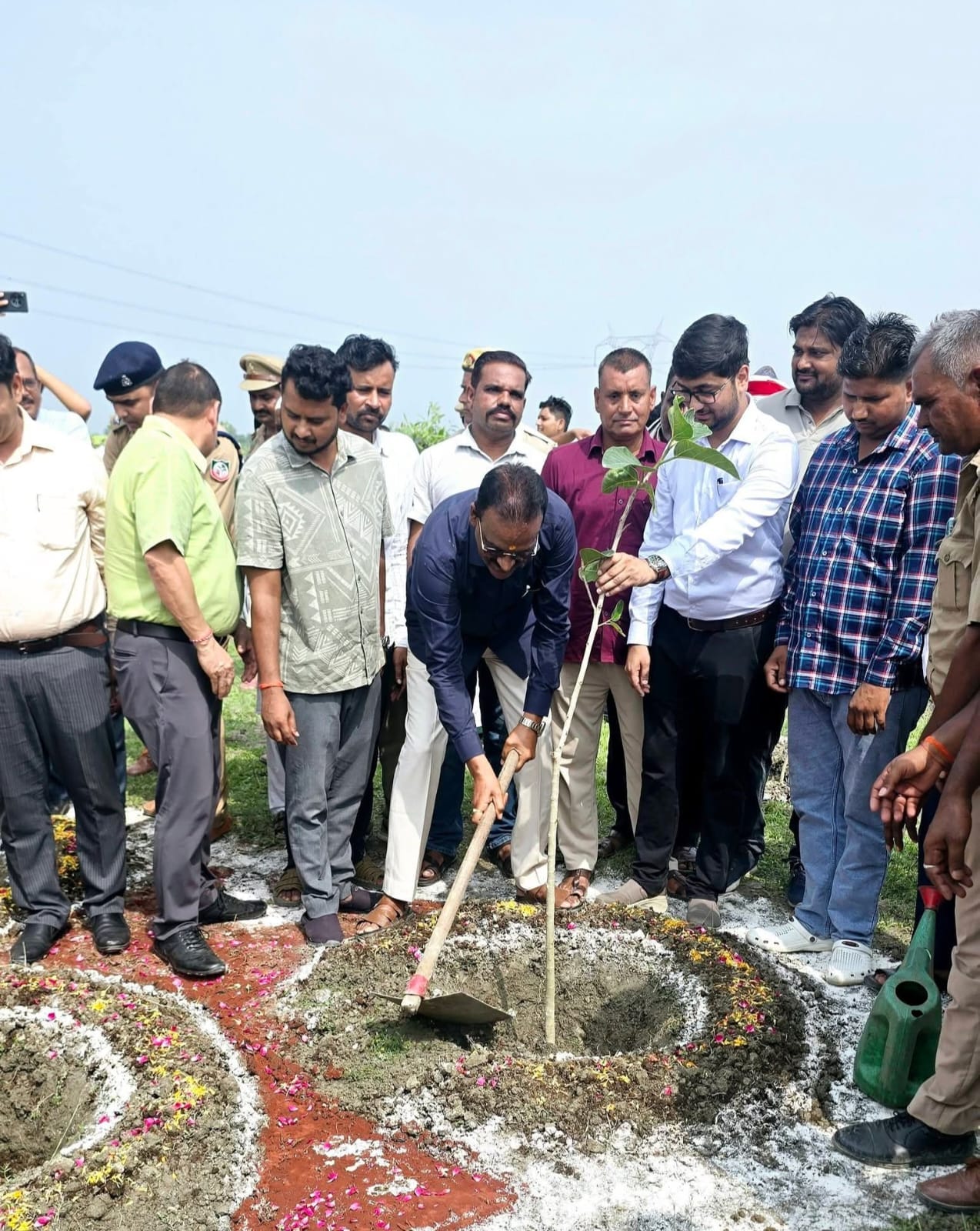 पौधरोपण के दौरान 70वीं वाहिनी एसएसबी के जवान। स्रोत: एसएसबी पौधरोपण के दौरान 70वीं वाहिनी एसएसबी के जवान। स्रोत: एसएसबी