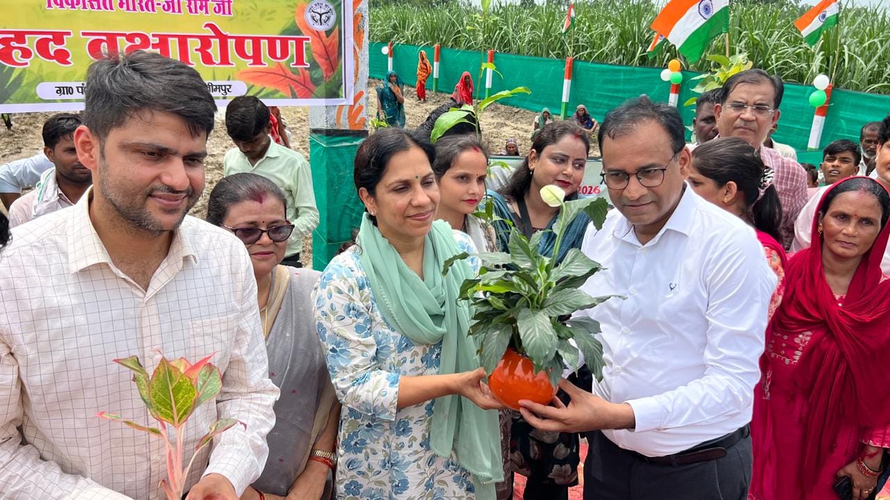 पौधरोपण के दौरान 70वीं वाहिनी एसएसबी के जवान। स्रोत: एसएसबी पौधरोपण के दौरान 70वीं वाहिनी एसएसबी के जवान। स्रोत: एसएसबी