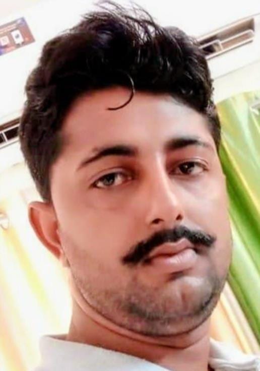 रोडवेज स्टैंड के सामने खड़ी निजी बस। संवाद