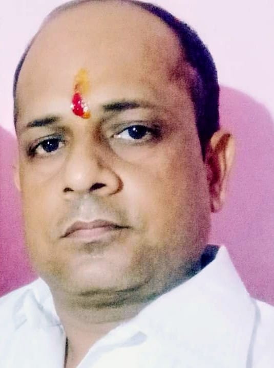 रोडवेज स्टैंड के सामने खड़ी निजी बस। संवाद