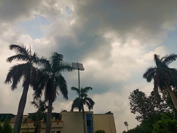 राजधानी में शनिवार को काले बादल छाए रहे। 