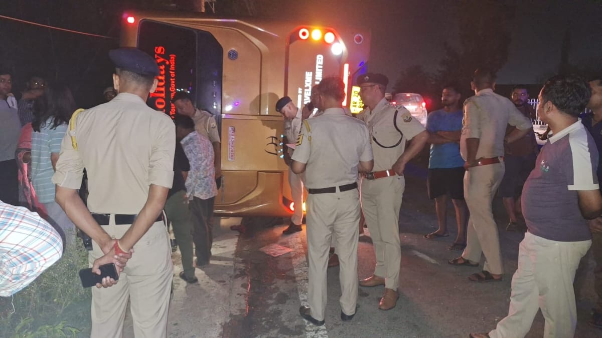 राष्ट्रीय राजमार्ग-44 पर मोहटली रैंप के पास बस पलटने के बाद एकत्रित लोग और पुलिस कर्मी। -स्रोत राष्ट्रीय राजमार्ग-44 पर मोहटली रैंप के पास बस पलटने के बाद एकत्रित लोग और पुलिस कर्मी। -स्रोत