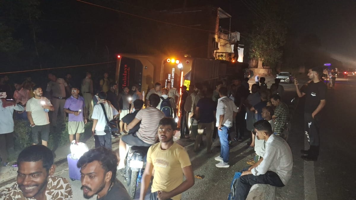 राष्ट्रीय राजमार्ग-44 पर मोहटली रैंप के पास बस पलटने के बाद एकत्रित लोग और पुलिस कर्मी। -स्रोत राष्ट्रीय राजमार्ग-44 पर मोहटली रैंप के पास बस पलटने के बाद एकत्रित लोग और पुलिस कर्मी। -स्रोत