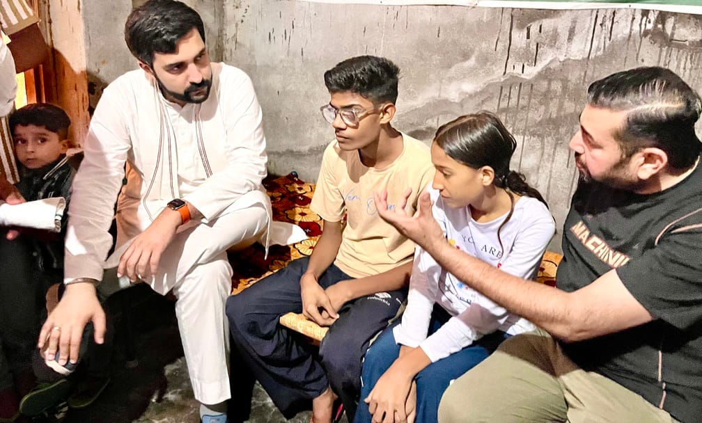 सजूमा में बच्चों का हालचाल जानते विधायक। स्वयं