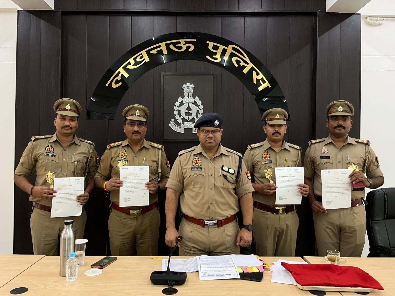 सम्मानित पुलिसकर्मी।