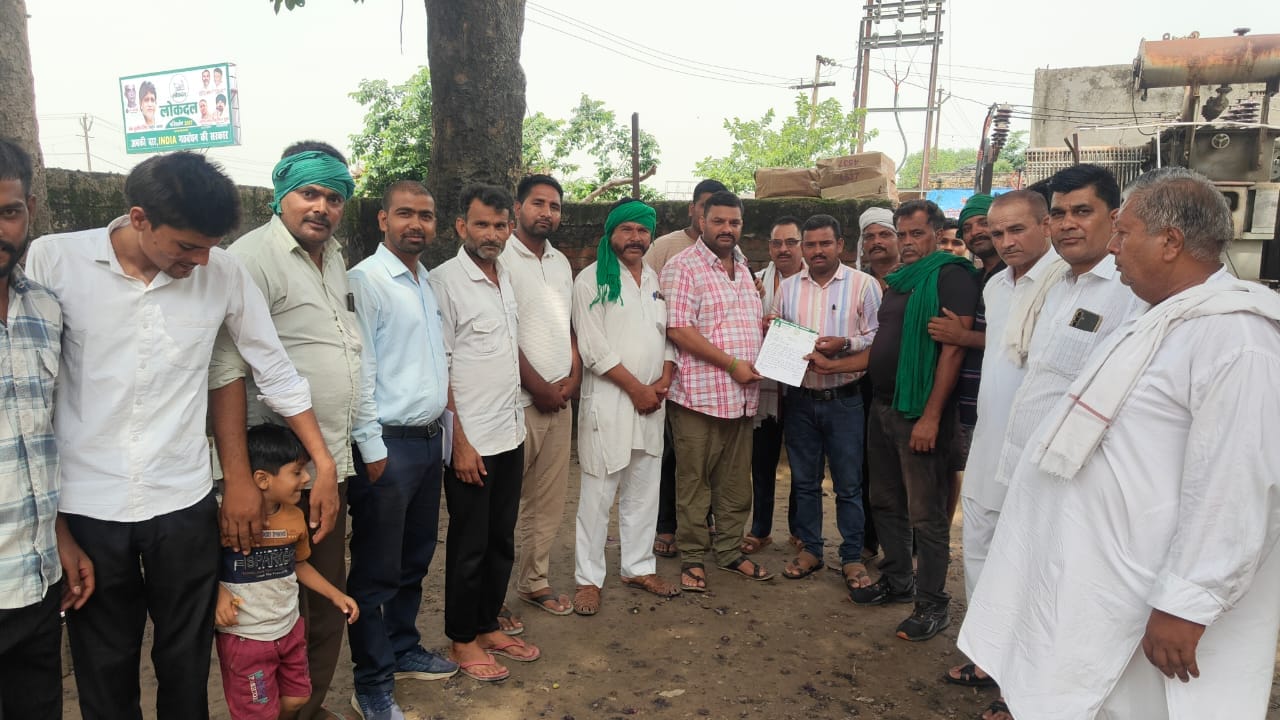 सिसौली बिजली घर पर धरनारत किसान मजदूर संगठन के जिला अध्यक्ष व कार्यकर्ताओं से वार्ता करते एसडीओ सिसौली बिजली घर पर धरनारत किसान मजदूर संगठन के जिला अध्यक्ष व कार्यकर्ताओं से वार्ता करते एसडीओ