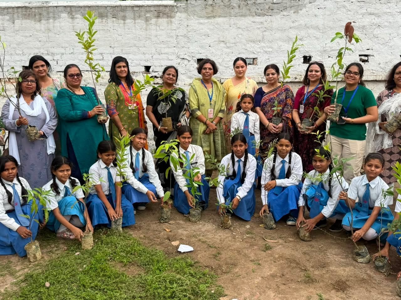 स्वयंसिद्धा फाउंडेशन की ओर से पौधरोपण के साथ दस मेधावी छात्राओं को सम्मानित किया गया। स्वयंसिद्धा फाउंडेशन की ओर से पौधरोपण के साथ दस मेधावी छात्राओं को सम्मानित किया गया।