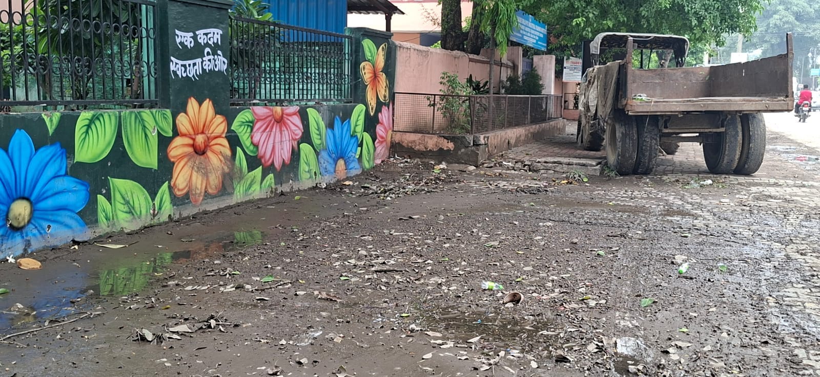 शहर की प्रोफेसर कॉलोनी में बारिश के बाद लगे गंदगी के ढेर। संवाद