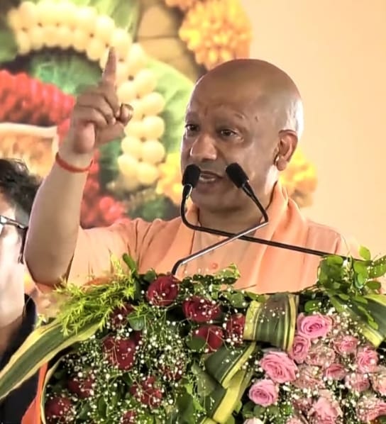 टेकुआटार में आयोजित जनसभा में मुख्यमंत्री योगी आदित्य नाथ को सुनते भाजपा नेता व लोग।संवाद