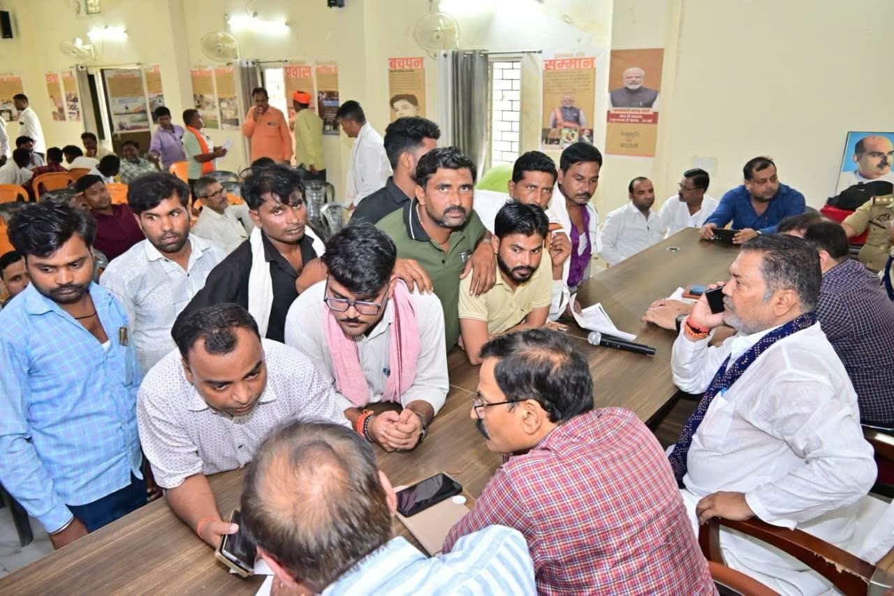 दबतोरी ट्रांसफार्मर से टूटकर गिरा तार सड़क के ऊपर लटकता हुआ। संवाद दबतोरी ट्रांसफार्मर से टूटकर गिरा तार सड़क के ऊपर लटकता हुआ। संवाद