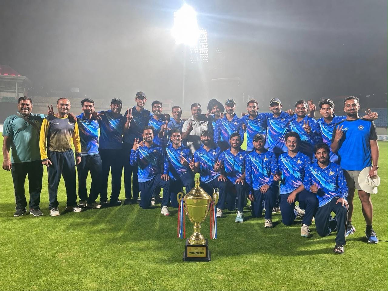 धर्मशाला क्रिकेट स्टेडियम में चैलेंजर ट्रॉफी में विजेता ब्लू टीम। एचपीसीए