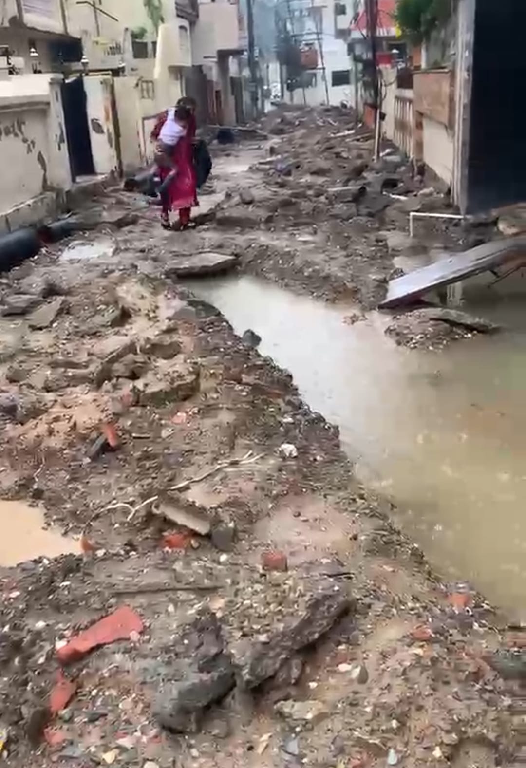 विष्णु गार्डन में उखाड़ी गई गली में बारिश से हुआ कीचड़। शिकायतकर्ता विष्णु गार्डन में उखाड़ी गई गली में बारिश से हुआ कीचड़। शिकायतकर्ता