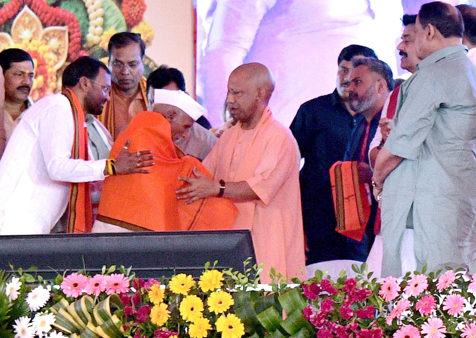 वृद्ध व्यक्ति को सम्मानित करते सीएम योगी आदित्यनाथ। स्रोत -सोशल मीडिया वृद्ध व्यक्ति को सम्मानित करते सीएम योगी आदित्यनाथ। स्रोत -सोशल मीडिया