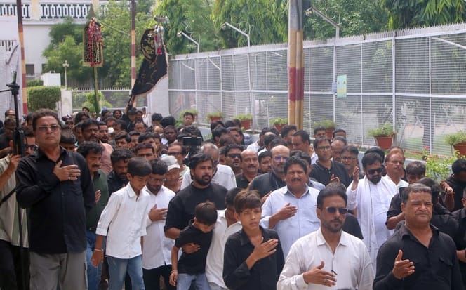 याद-ए-बीमार-ए-कर्बला में निकला शाही दुलदुल का जुलूस याद-ए-बीमार-ए-कर्बला में निकला शाही दुलदुल का जुलूस