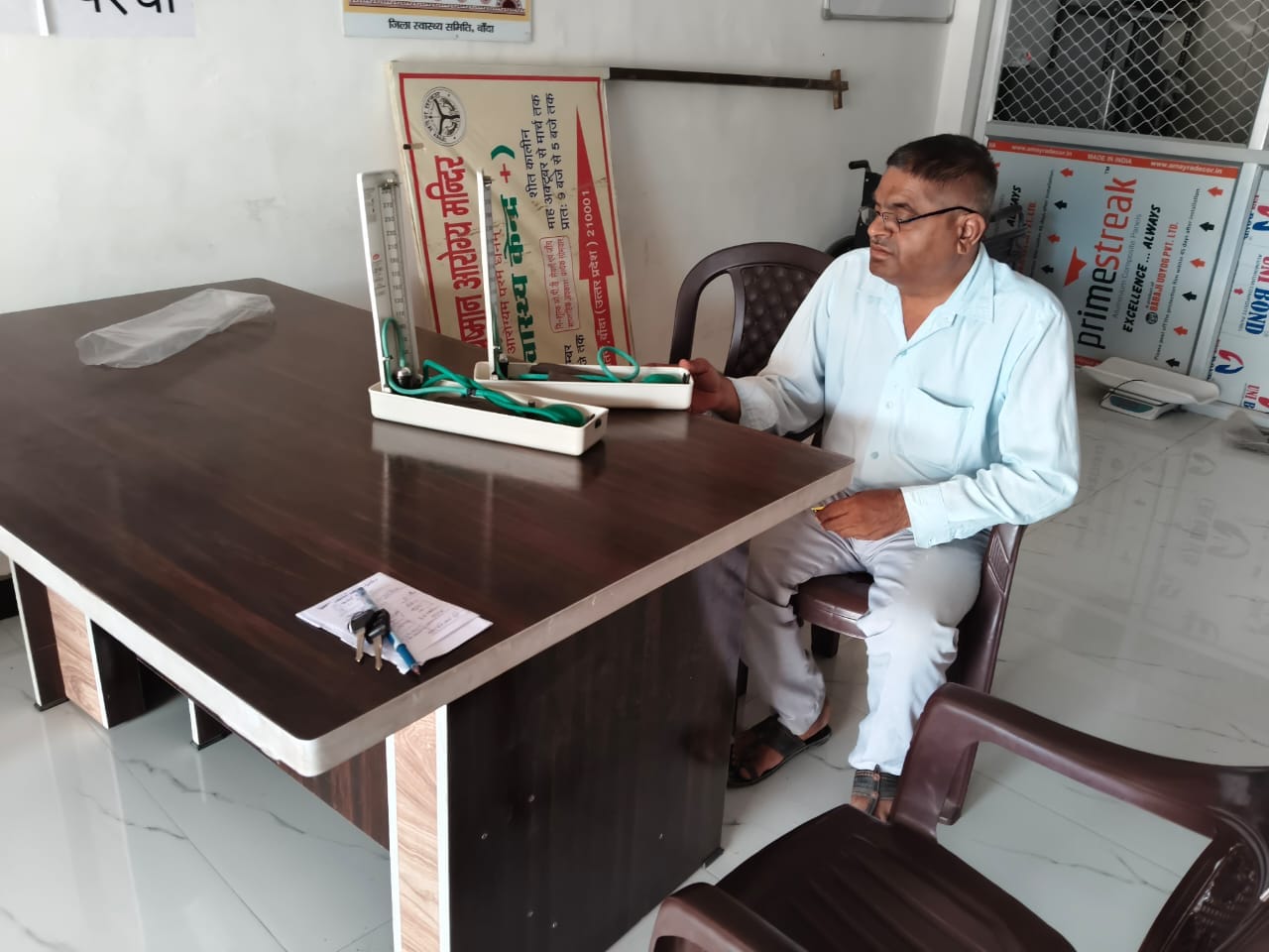 आजाद नगर स्थित नगरीय प्राथमिक स्वास्थ्य केंद्र में मरीज का उपचार करते डॉक्टर। संवाद