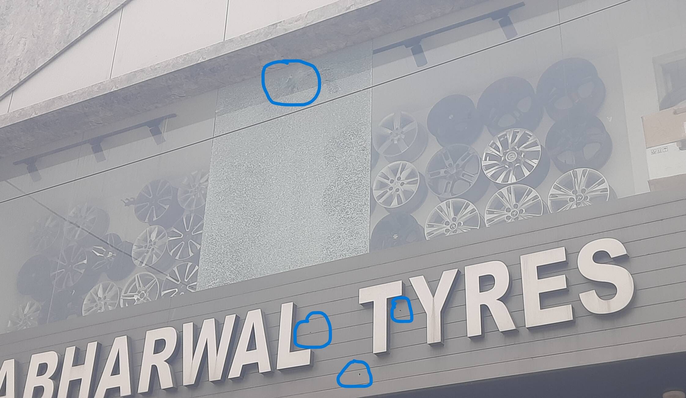 आसपास के दुकानदारों से जानकारी लेती सीआईए की टीम। संवाद आसपास के दुकानदारों से जानकारी लेती सीआईए की टीम। संवाद