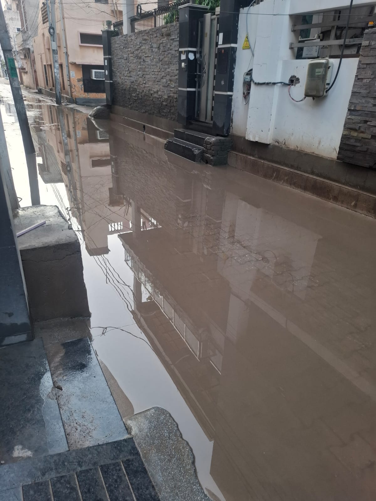 अंबाला छावनी के वार्ड नंबर 15 में गुरुद्वारा साहिब के साथ गली की बद्दतर हालत। संवाद