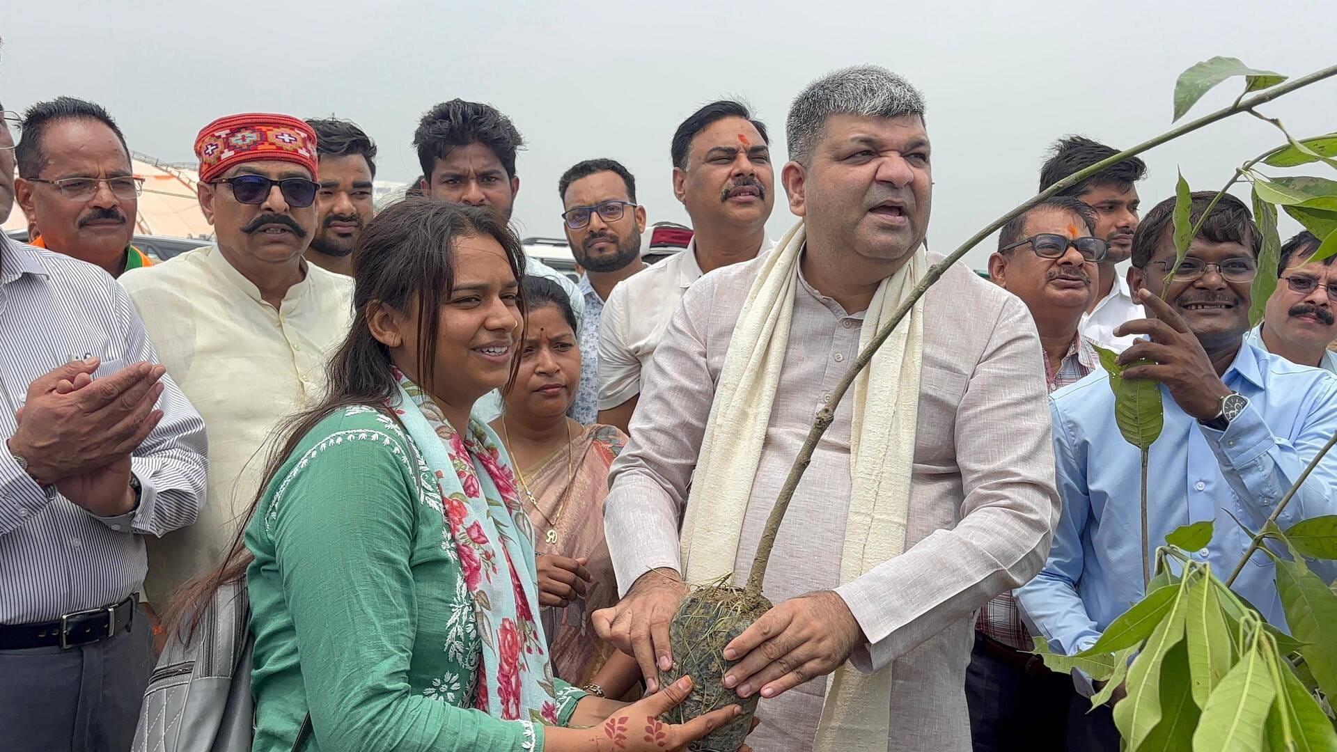 भेंवरकरमनपुर पंचायत भवन पर पौधरोपण करती बीडीआ सिटी मृदुला सिंह।-संवाद। भेंवरकरमनपुर पंचायत भवन पर पौधरोपण करती बीडीआ सिटी मृदुला सिंह।-संवाद।