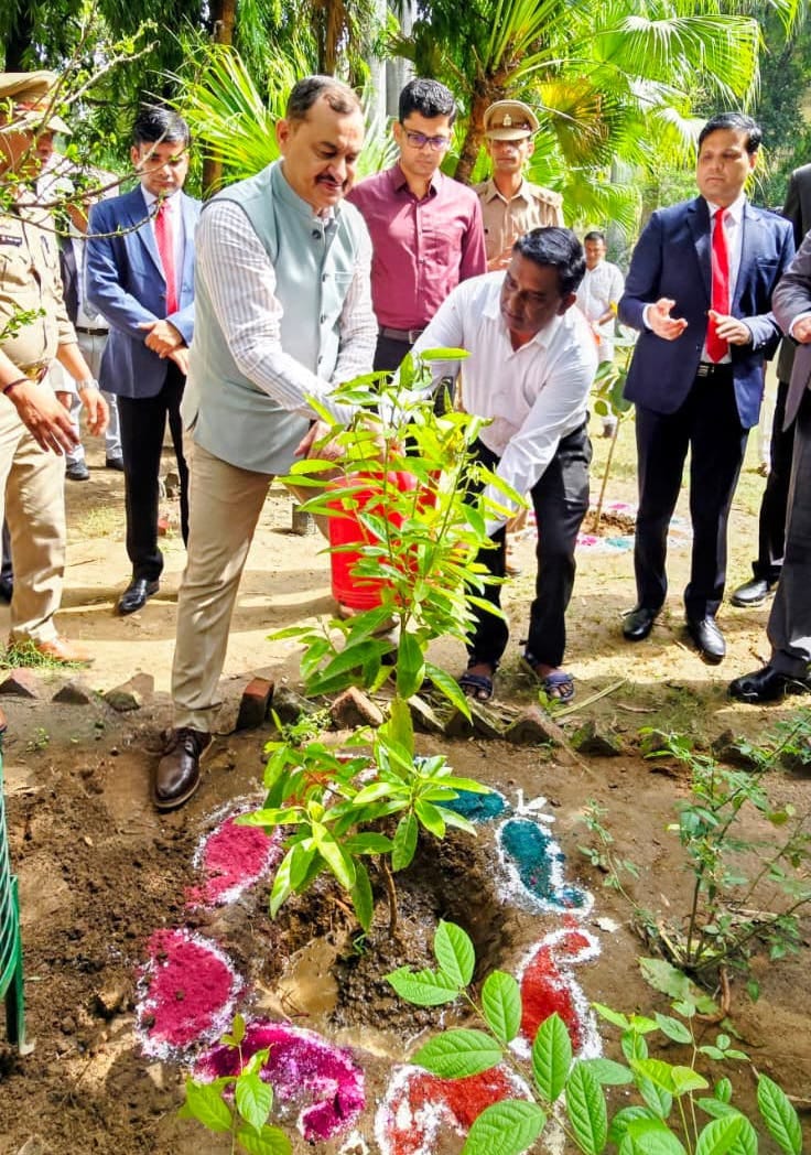 बिजनौर के महात्मा विदुर मेडिकल कॉलेज में पौधरोपण करते अतिथिगण। स्रोत सूचना विभाग बिजनौर के महात्मा विदुर मेडिकल कॉलेज में पौधरोपण करते अतिथिगण। स्रोत सूचना विभाग