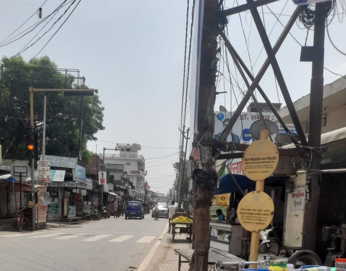 बरेली मोड़ के पास हाईवे पर खडे़ ई-रिक्शे। संवाद बरेली मोड़ के पास हाईवे पर खडे़ ई-रिक्शे। संवाद