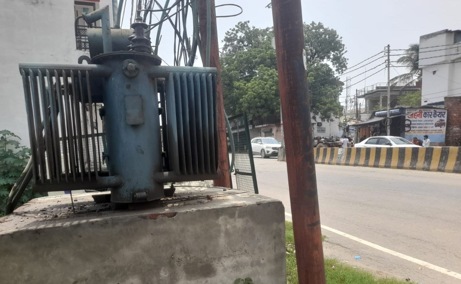 बरेली मोड़ के पास हाईवे पर खडे़ ई-रिक्शे। संवाद बरेली मोड़ के पास हाईवे पर खडे़ ई-रिक्शे। संवाद