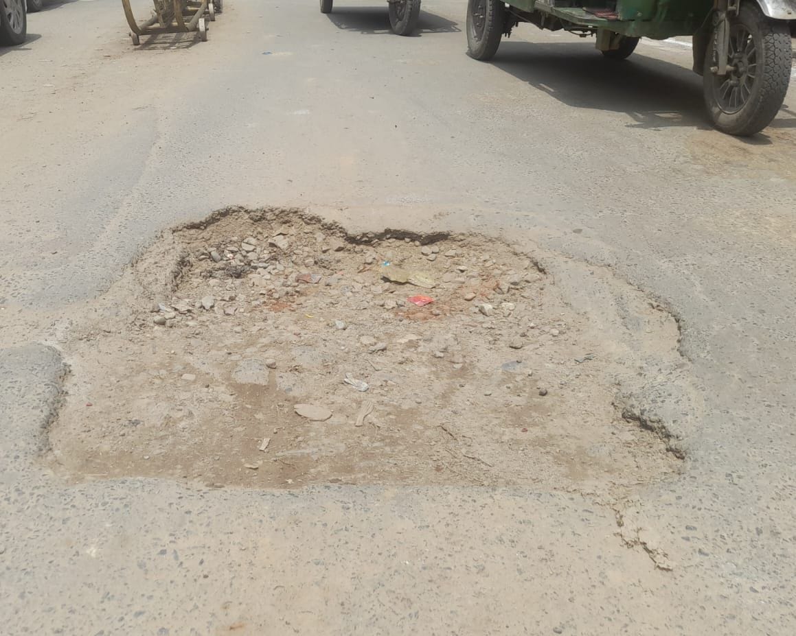 बरेली मोड़ के पास हाईवे पर खडे़ ई-रिक्शे। संवाद बरेली मोड़ के पास हाईवे पर खडे़ ई-रिक्शे। संवाद