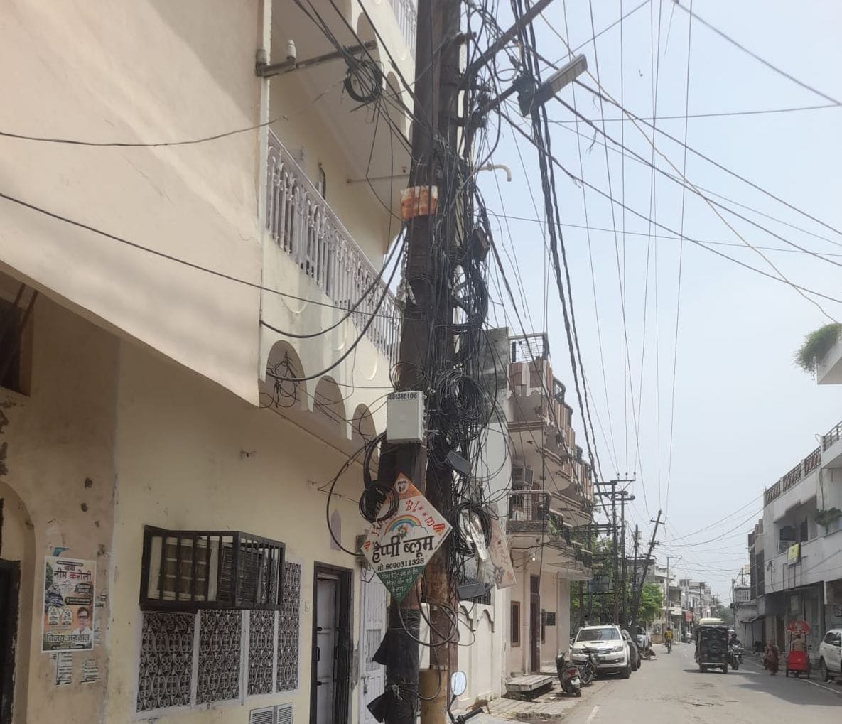 बरेली मोड़ के पास हाईवे पर खडे़ ई-रिक्शे। संवाद बरेली मोड़ के पास हाईवे पर खडे़ ई-रिक्शे। संवाद