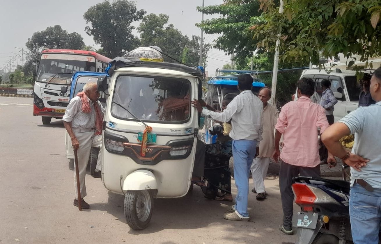 बरेली मोड़ के पास हाईवे पर खडे़ ई-रिक्शे। संवाद बरेली मोड़ के पास हाईवे पर खडे़ ई-रिक्शे। संवाद