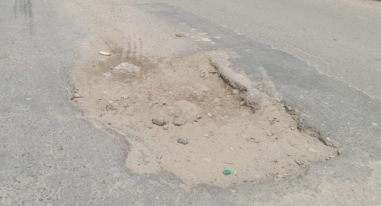 बरेली मोड़ के पास हाईवे पर खडे़ ई-रिक्शे। संवाद बरेली मोड़ के पास हाईवे पर खडे़ ई-रिक्शे। संवाद
